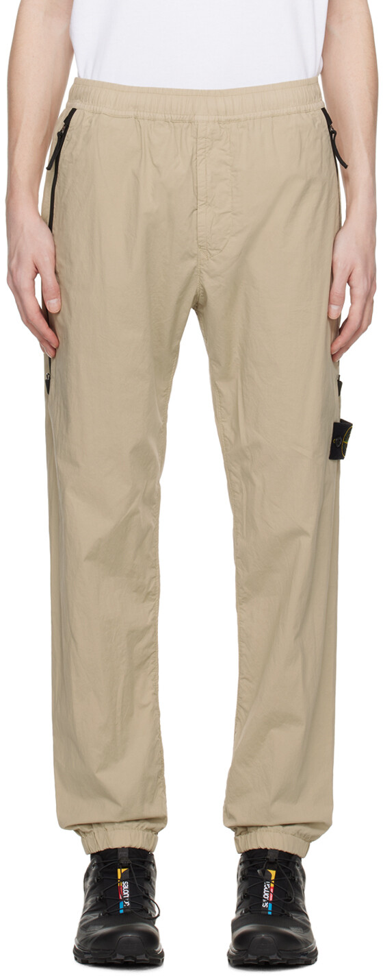 

Бежевые брюки с нашивками Stone Island