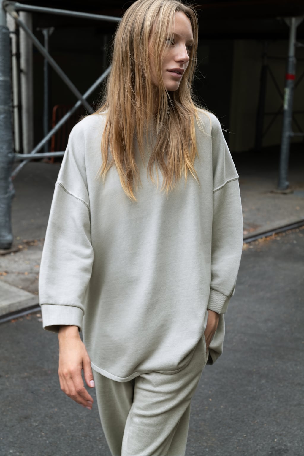 

Толстовка оверсайз с выцветшим узором ZARA, серый