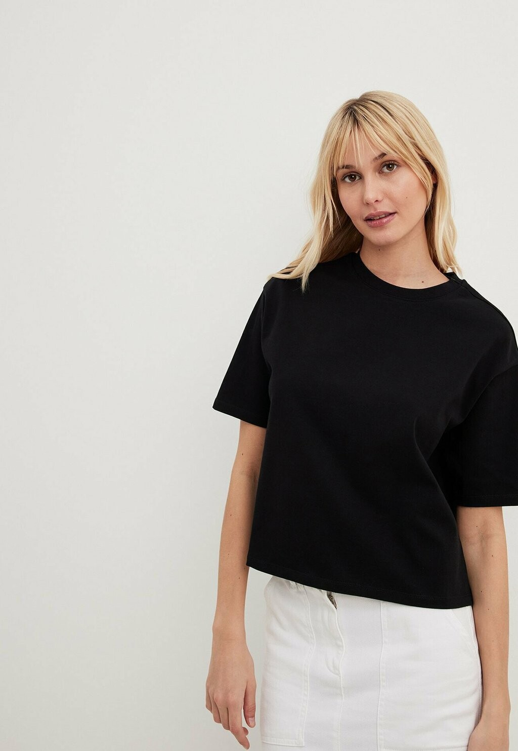 

Футболка базовая SCHWERES IM BOXY-LOOK NA-KD, цвет black