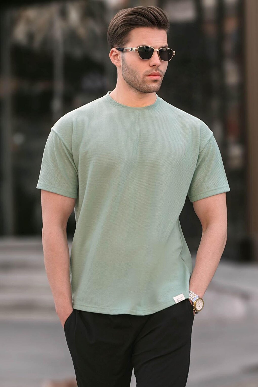 цена Базовая мужская футболка мятно-зеленого стандартного кроя 6099 MADMEXT