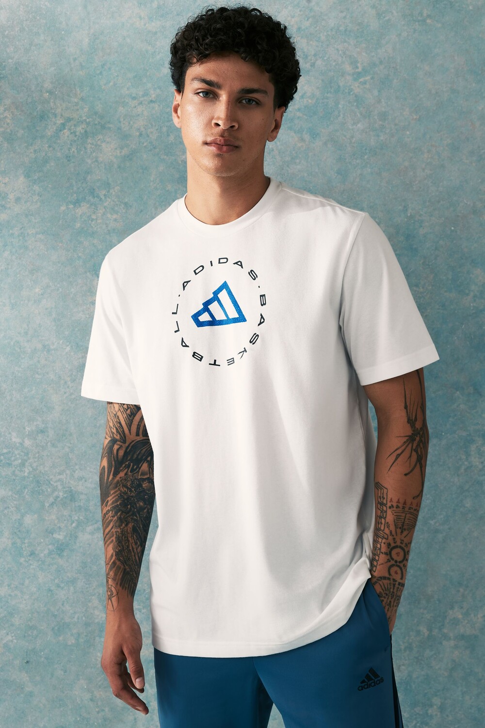 

Футболка с графической эмблемой Hoops Adidas, белый
