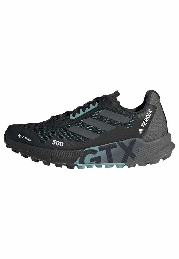 

Кроссовки Adidas, черный