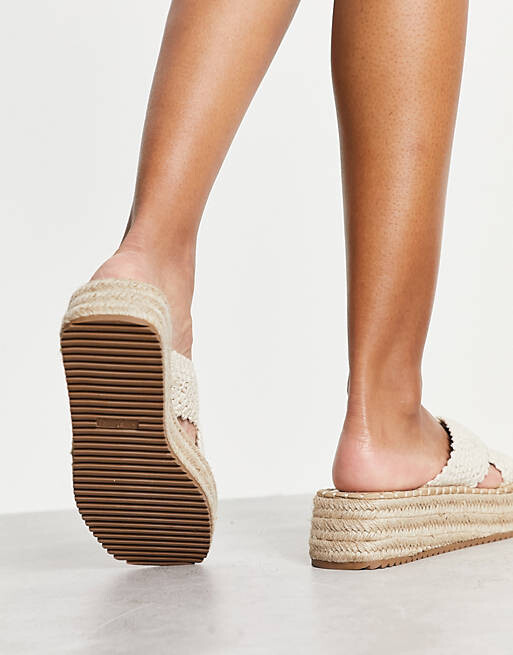 

Черные босоножки крючком на плоской подошве ASOS DESIGN Jazlyn