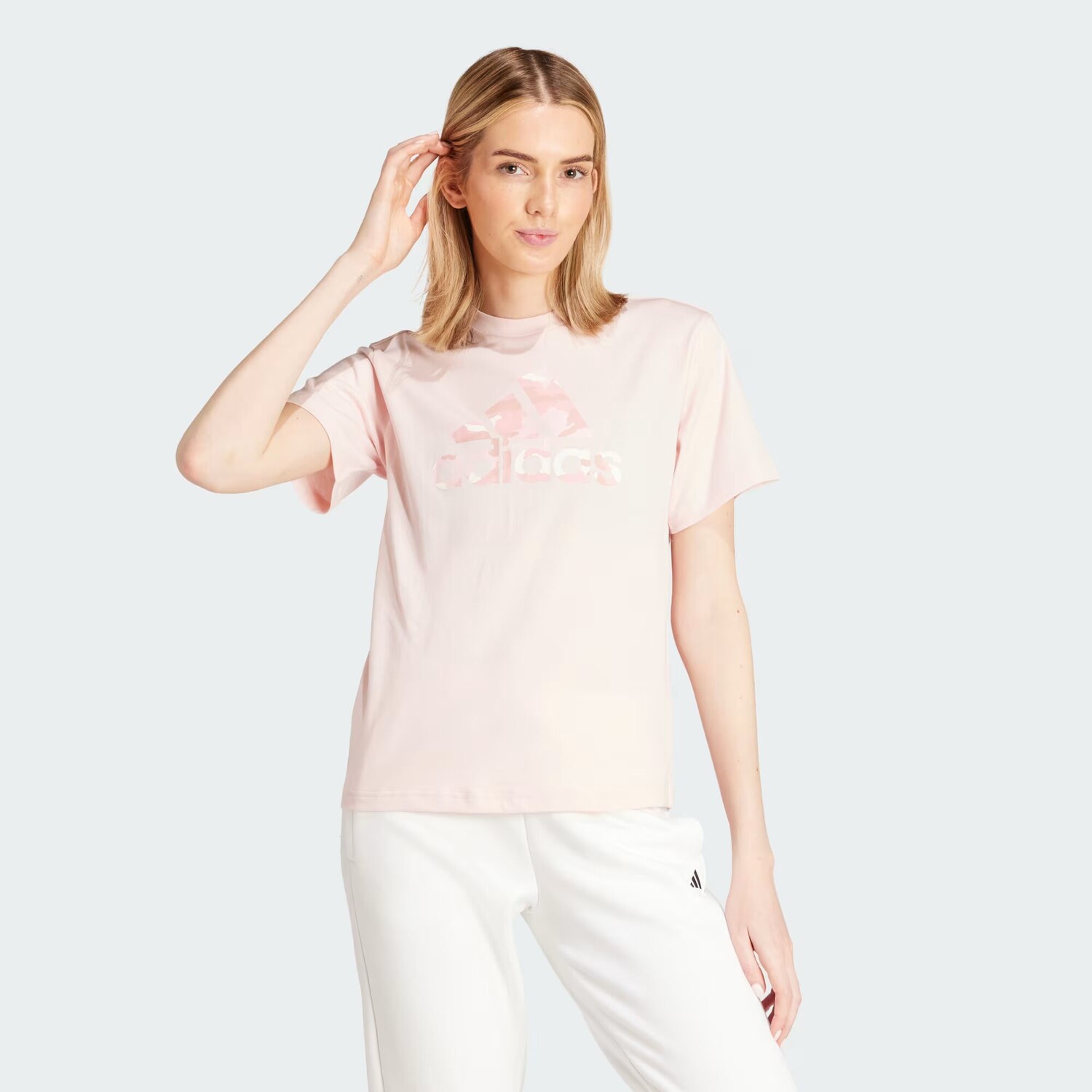 

Футболка с камуфляжным рисунком Adidas, цвет Sandy Pink