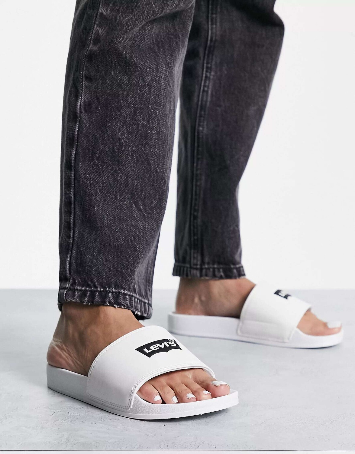 

Белые шлепанцы «летучая мышь» Levi's