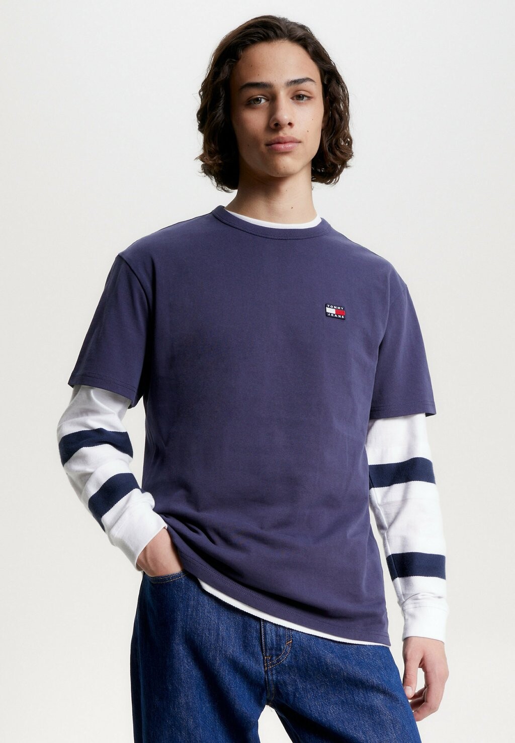 

Базовая футболка BADGE CLASSIC FIT Tommy Jeans, темно-синий
