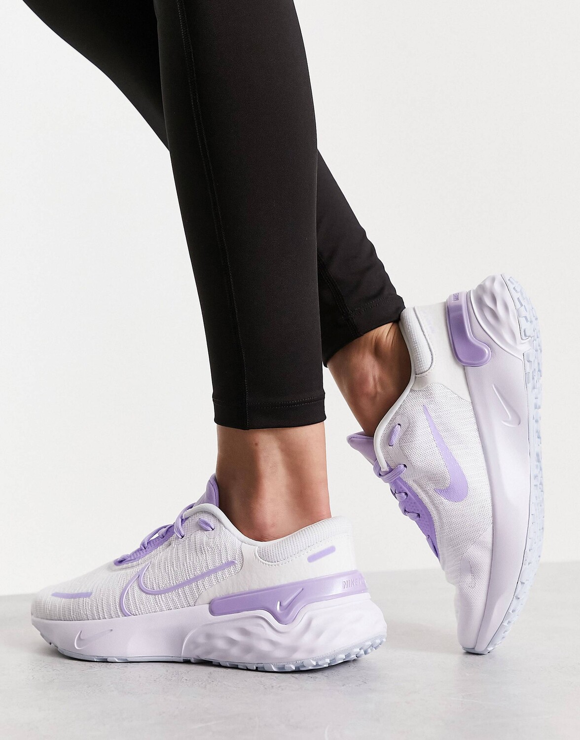 

Бело-фиолетовые кроссовки Nike Running Renew Run 4