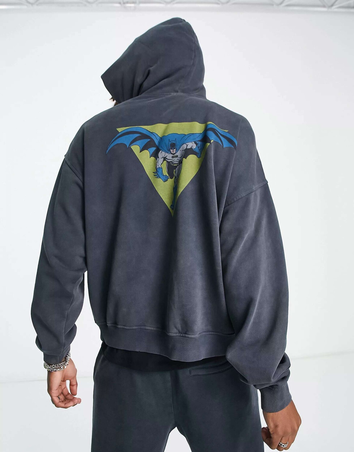 

Черное капсульное худи Guess Originals x Batman с принтом на спине, Черный