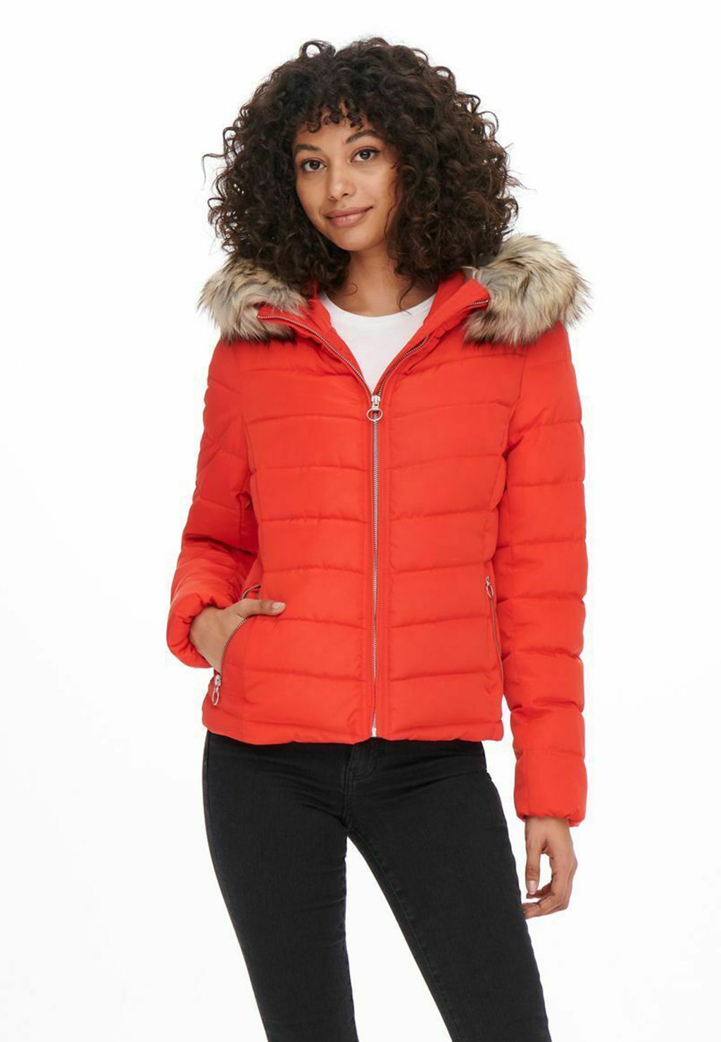 Куртка ONLY ONLNEWELLAN QUILTED, цвет red alert цена и фото