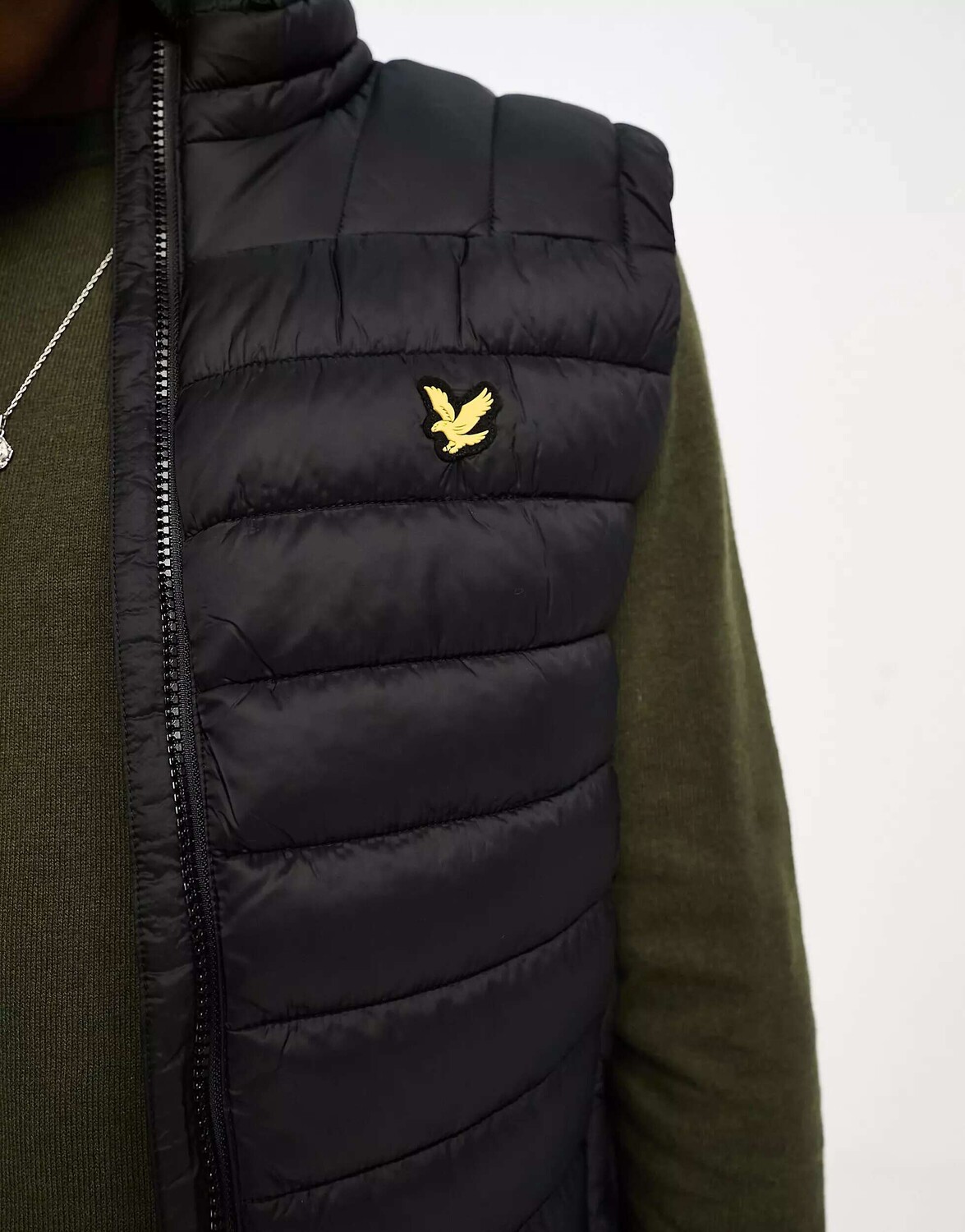 

Черный легкий пуховик с логотипом Lyle & Scott