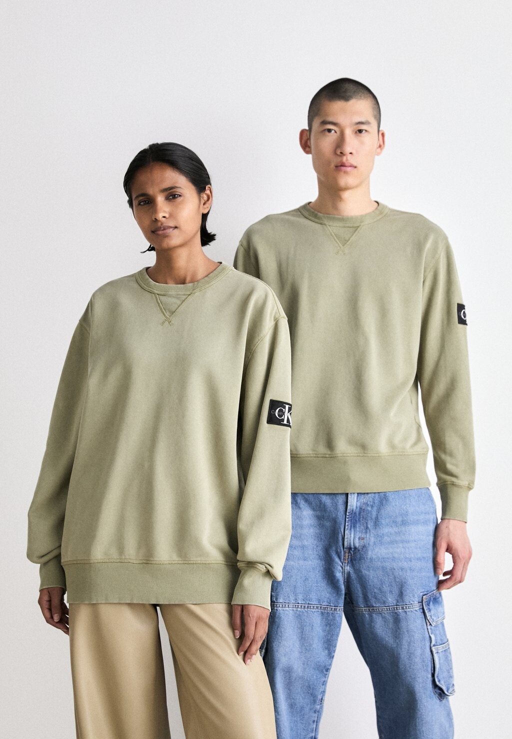 

Толстовка WASHED BADGE CREW NECK UNISEX Calvin Klein Jeans, цвет dark juniper