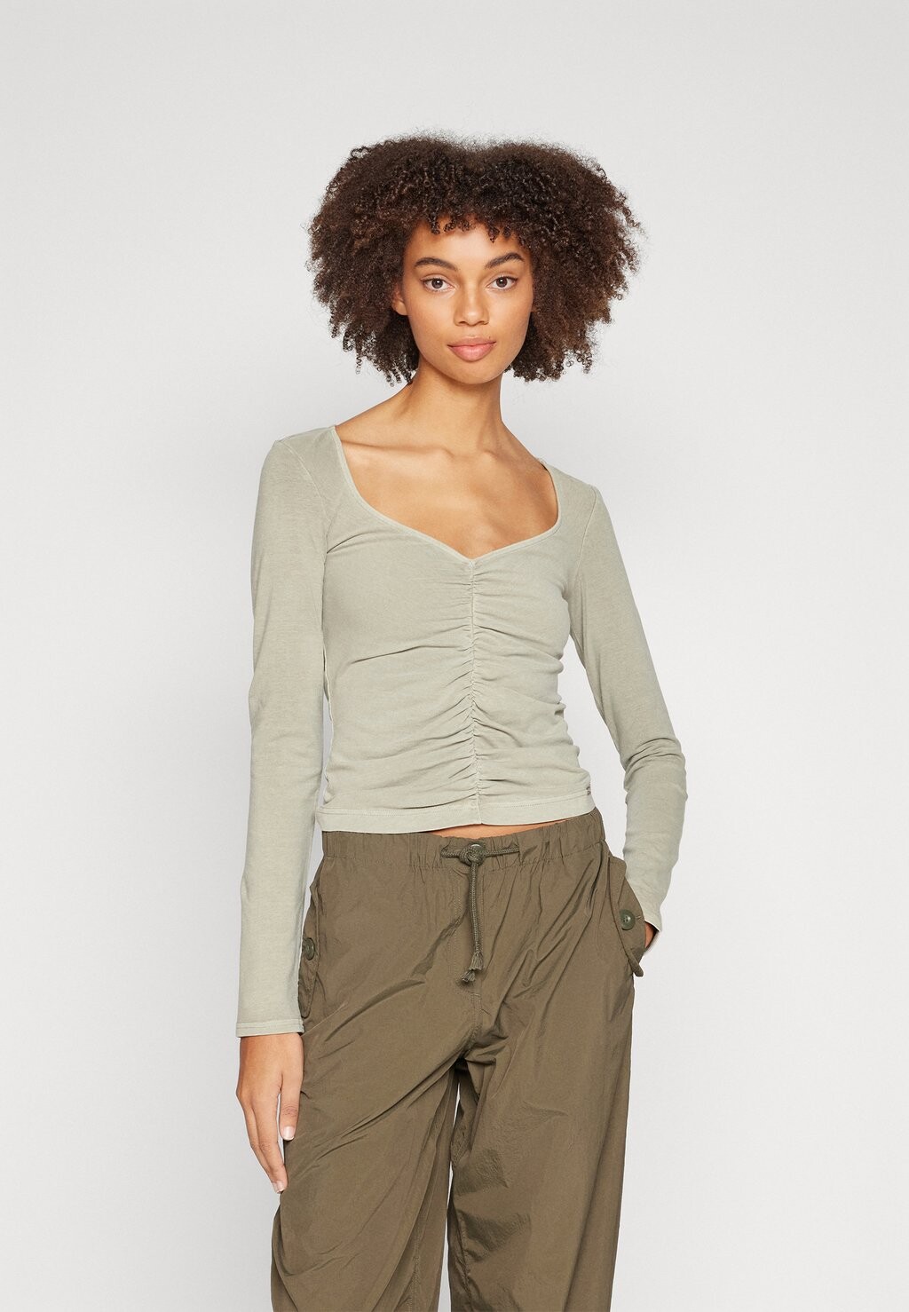 

Футболка с длинными рукавами RUCHED V NECK BDG Urban Outfitters, шалфей