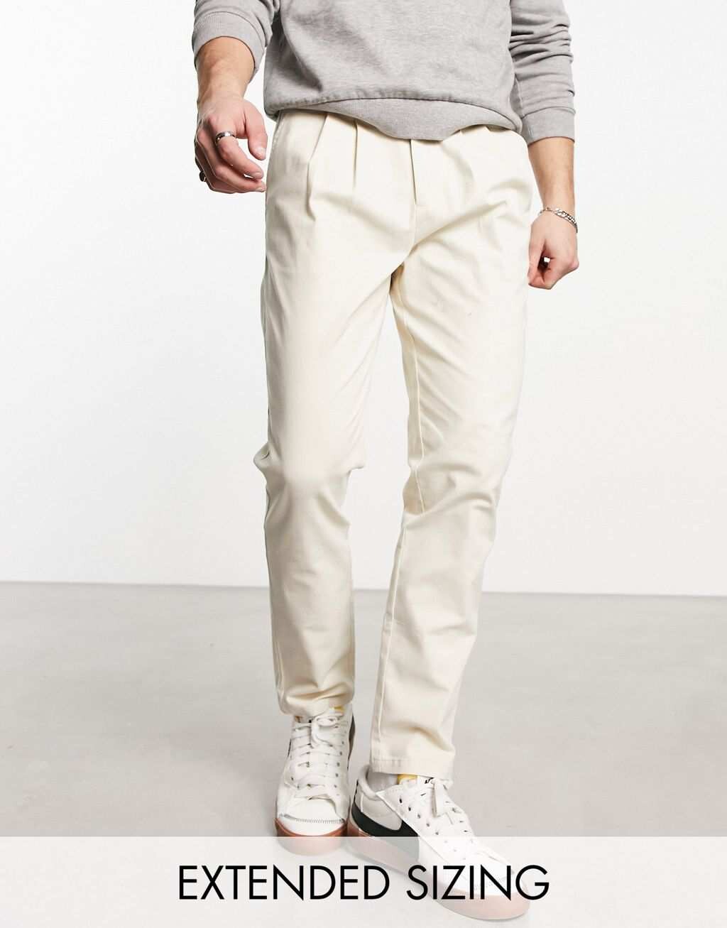 

Плиссированные брюки чинос цвета экрю ASOS DESIGN