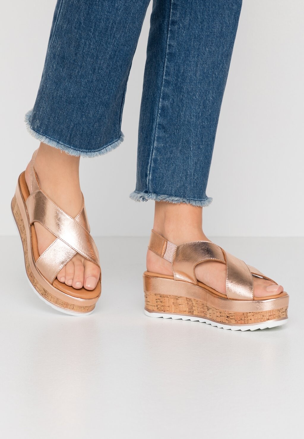 

Босоножки на платформе Bullboxer, цвет rose gold