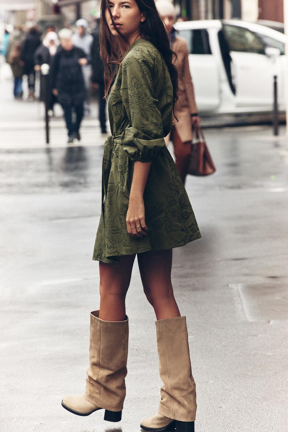 

Прорезиненное платье с вышивкой ZARA, хаки
