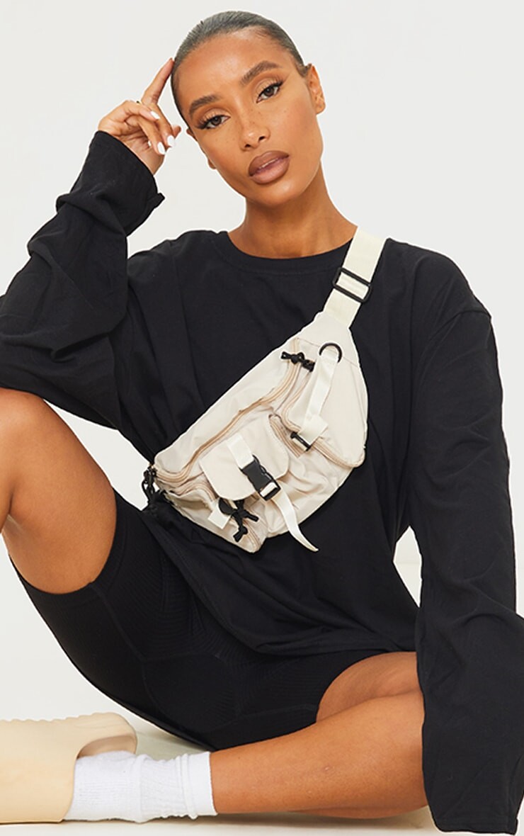 

PrettyLittleThing Кремовая большая поясная сумка с несколькими карманами
