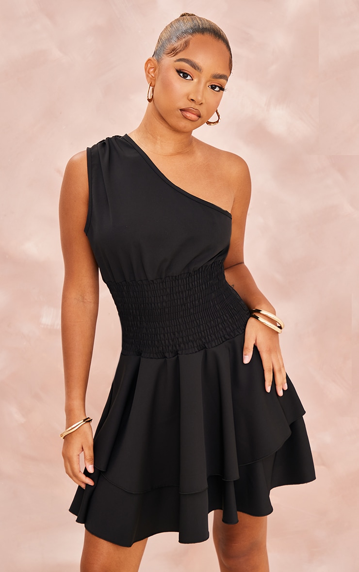 PrettyLittleThing Миниатюрное черное платье с оборками на одно плечо