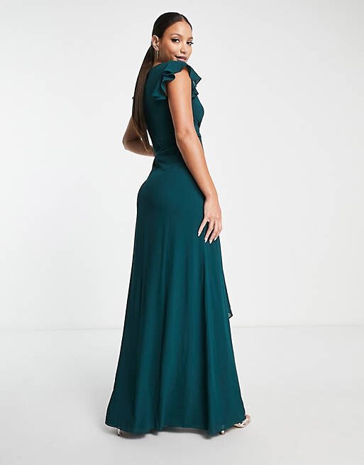 

Изумрудное платье макси с развевающимися рукавами и рюшами TFNC Tall Bridesmaid