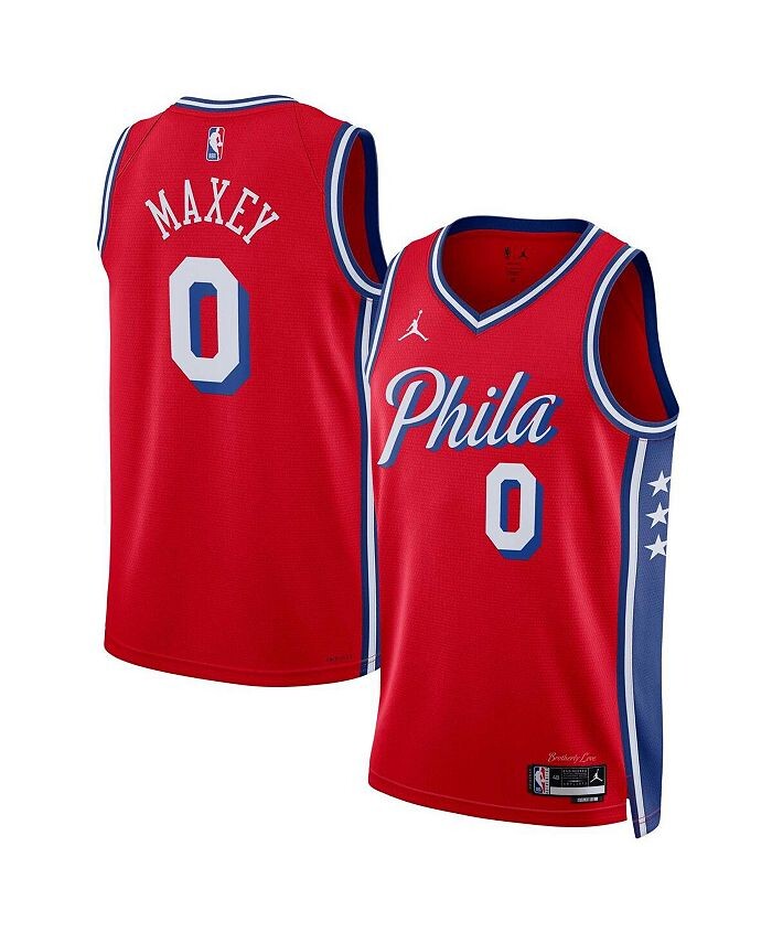 

Мужская брендовая майка Tyrese Maxey Red Philadelphia 76ers 2022/23 Statement Edition Swingman Jordan, красный