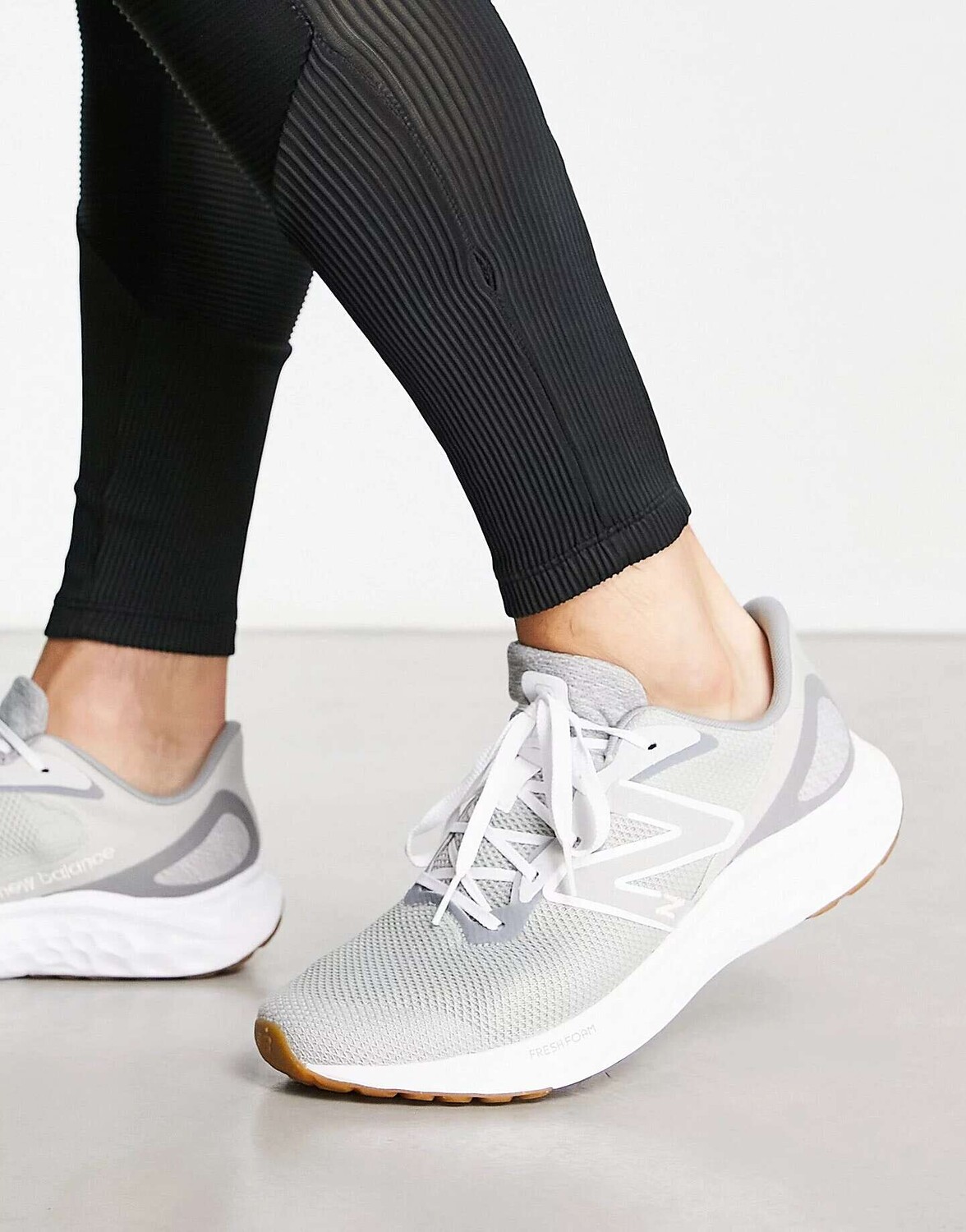 

Серые кроссовки New Balance Running Arisi V4, Серый