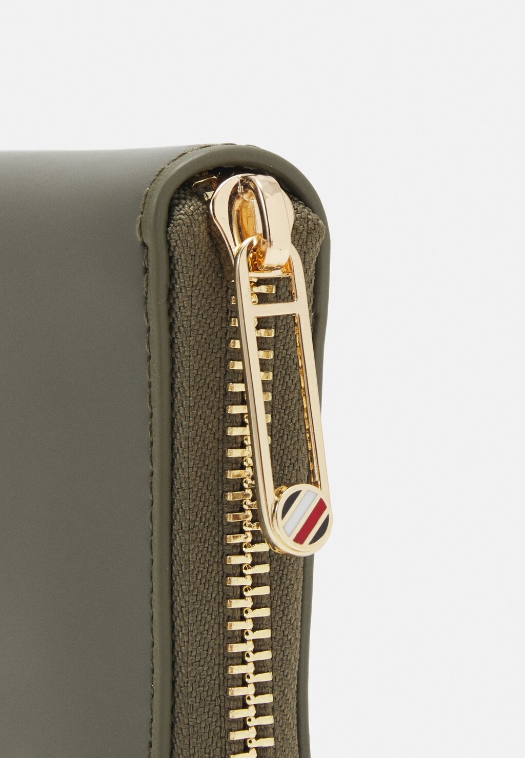 

Кошелек Chic Tommy Hilfiger, практичный оливковый