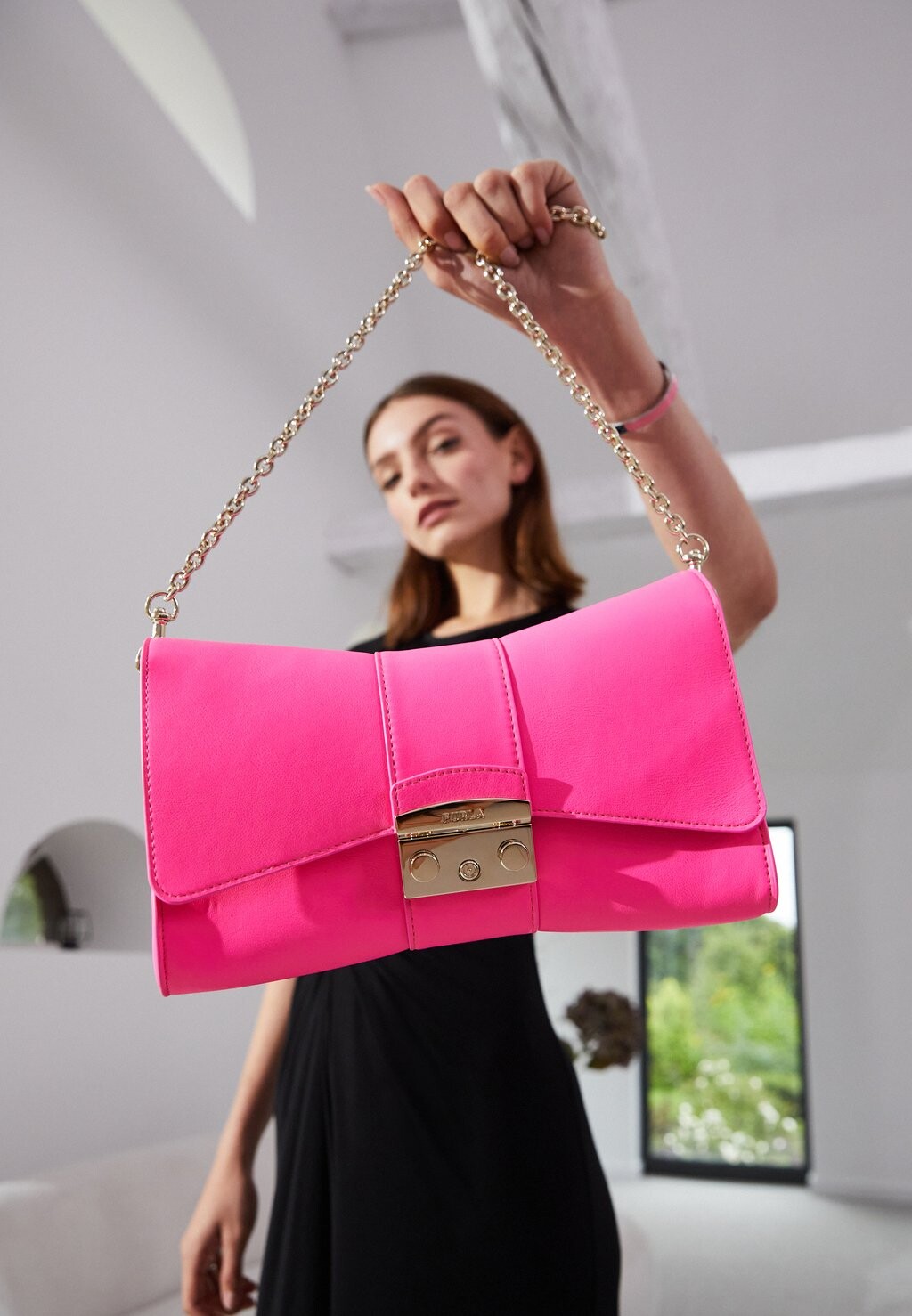 

Сумка Furla, розовый неон