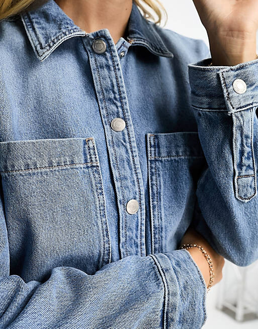 

Укороченная джинсовая рубашка свободного кроя Pull&Bear средне-синего цвета