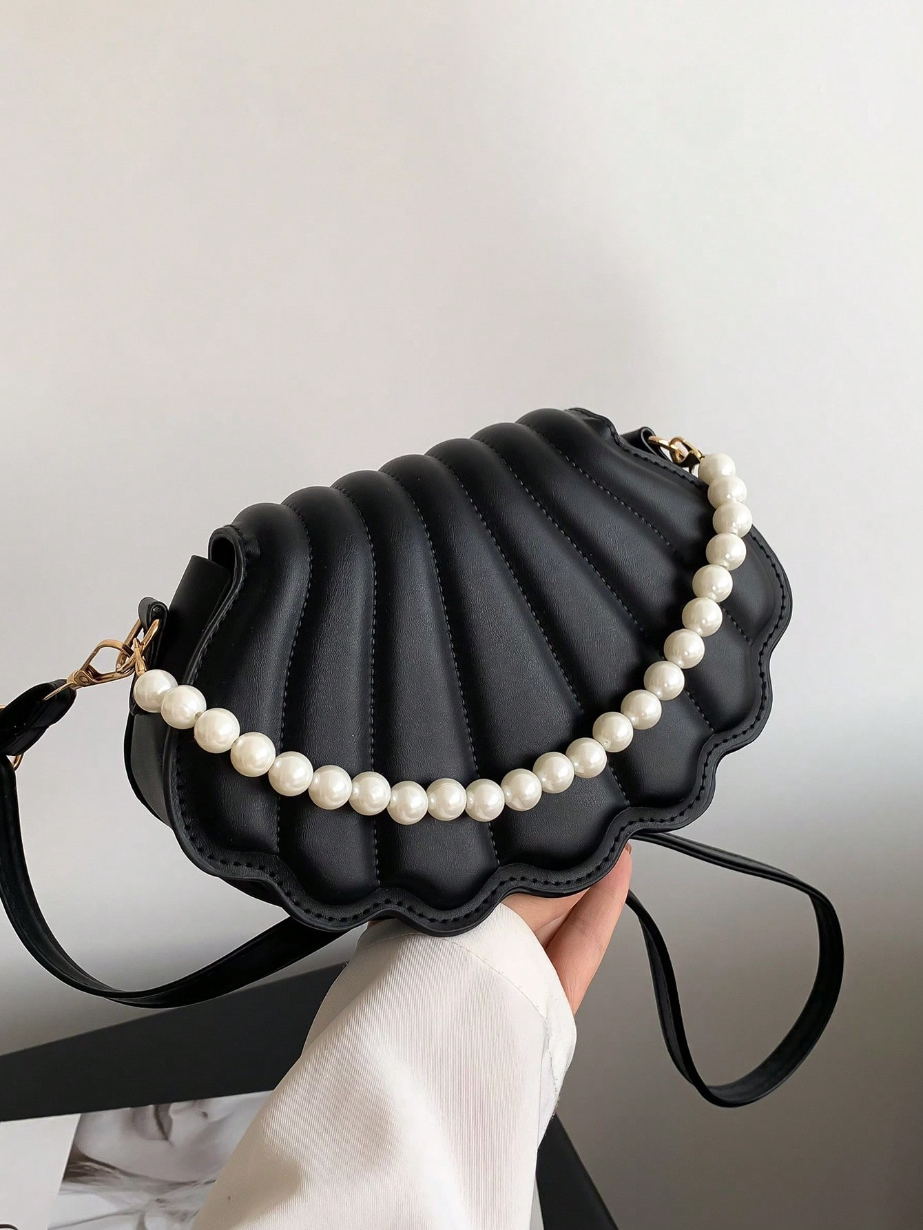 Женская сумка через плечо в форме ракушки, украшенная искусственным жемчугом, черный юбка freya из вуали украшенная искусственным жемчугом aje белый