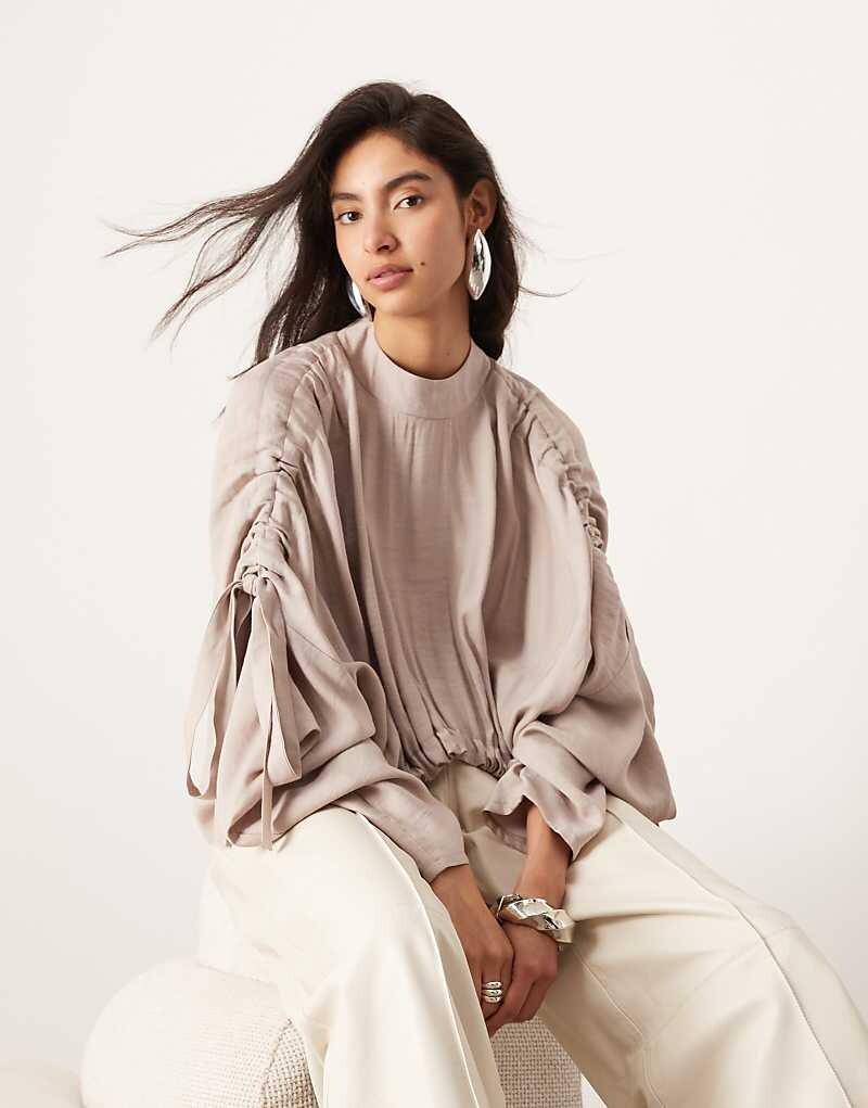 

Свободный топ грибно-коричневого цвета со сборками и объемными рукавами ASOS EDITION