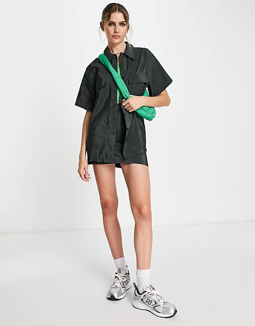 

Темно-серая рубашка с короткими рукавами и двойными карманами Topshop