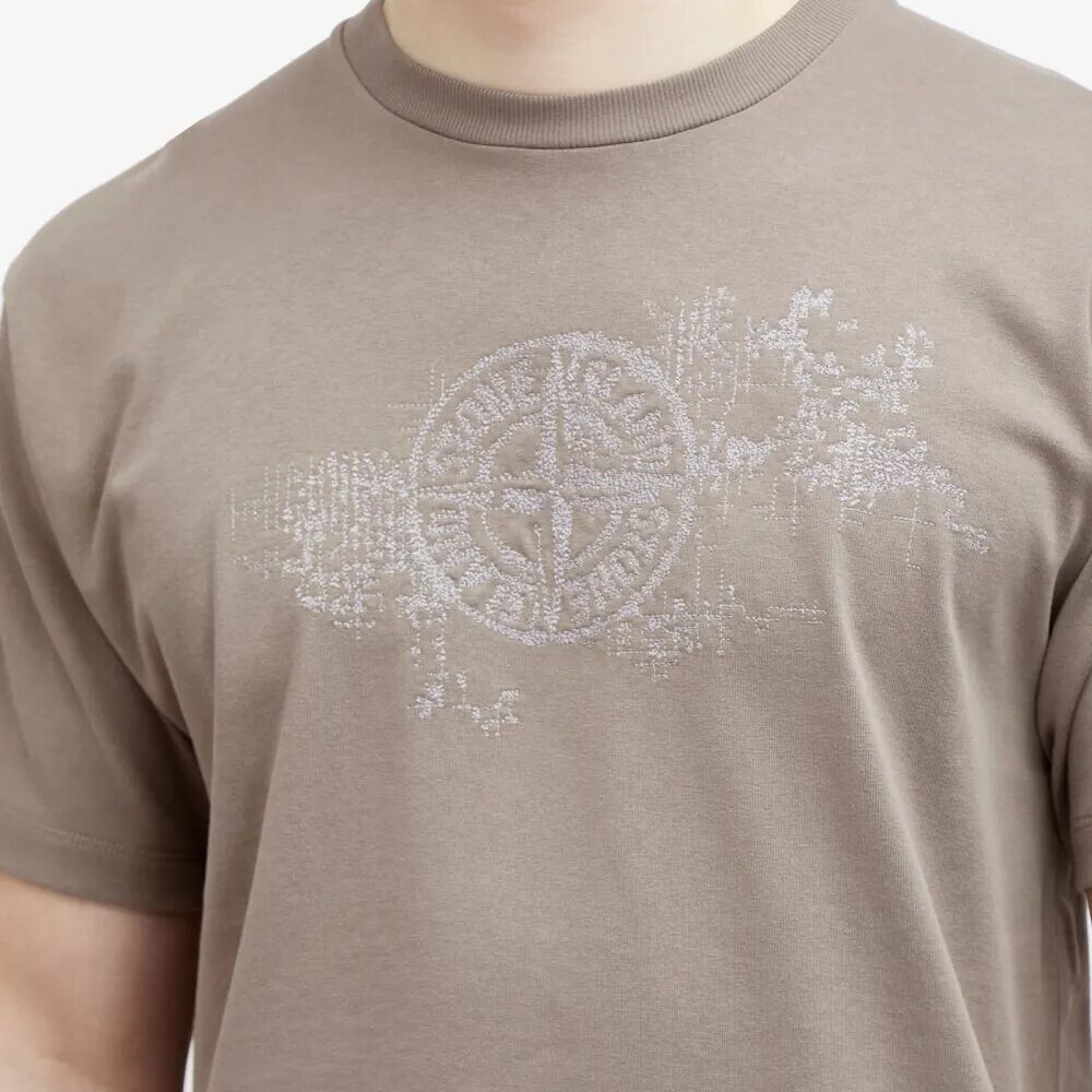 

Stone Island Футболка с камуфляжным принтом и тремя значками, серый