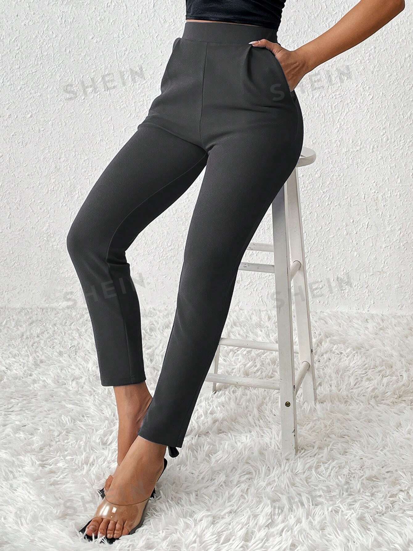цена SHEIN PETITE Однотонные зауженные весенние женские брюки, темно-серый