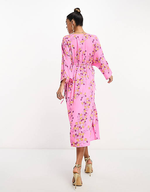Розовое платье миди со сборками по бокам YAS с цветочным принтом