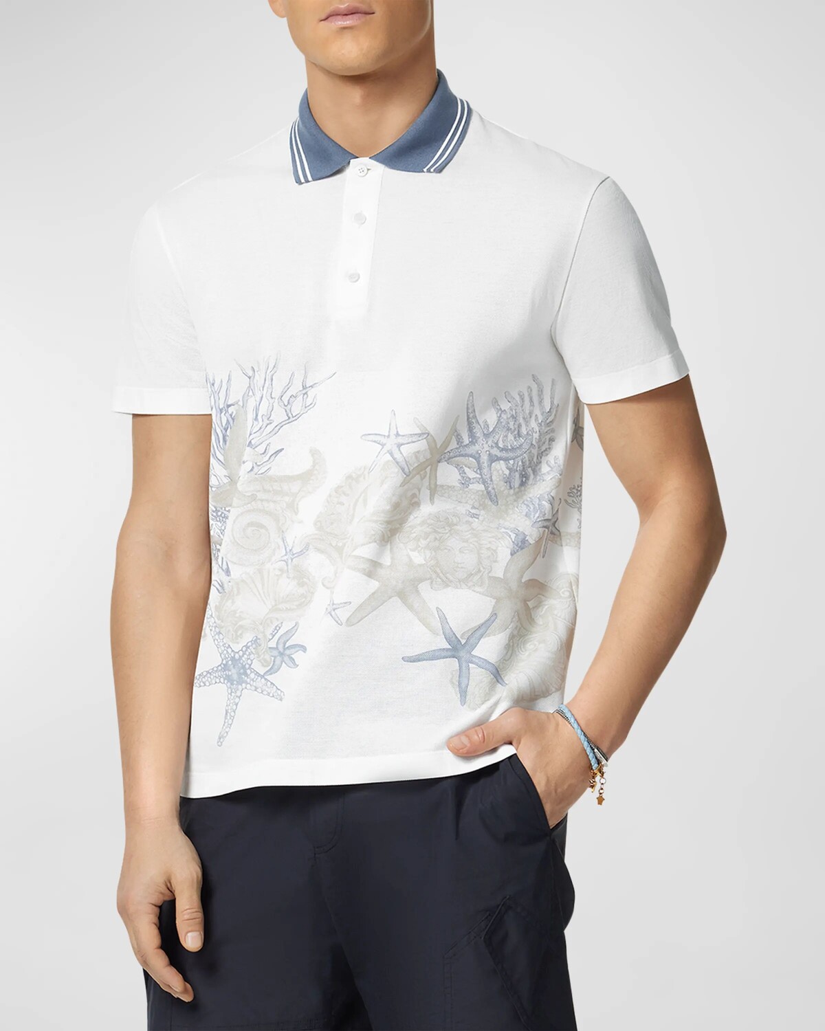 

Мужская рубашка-поло пике с праздничным принтом Versace, цвет White Print