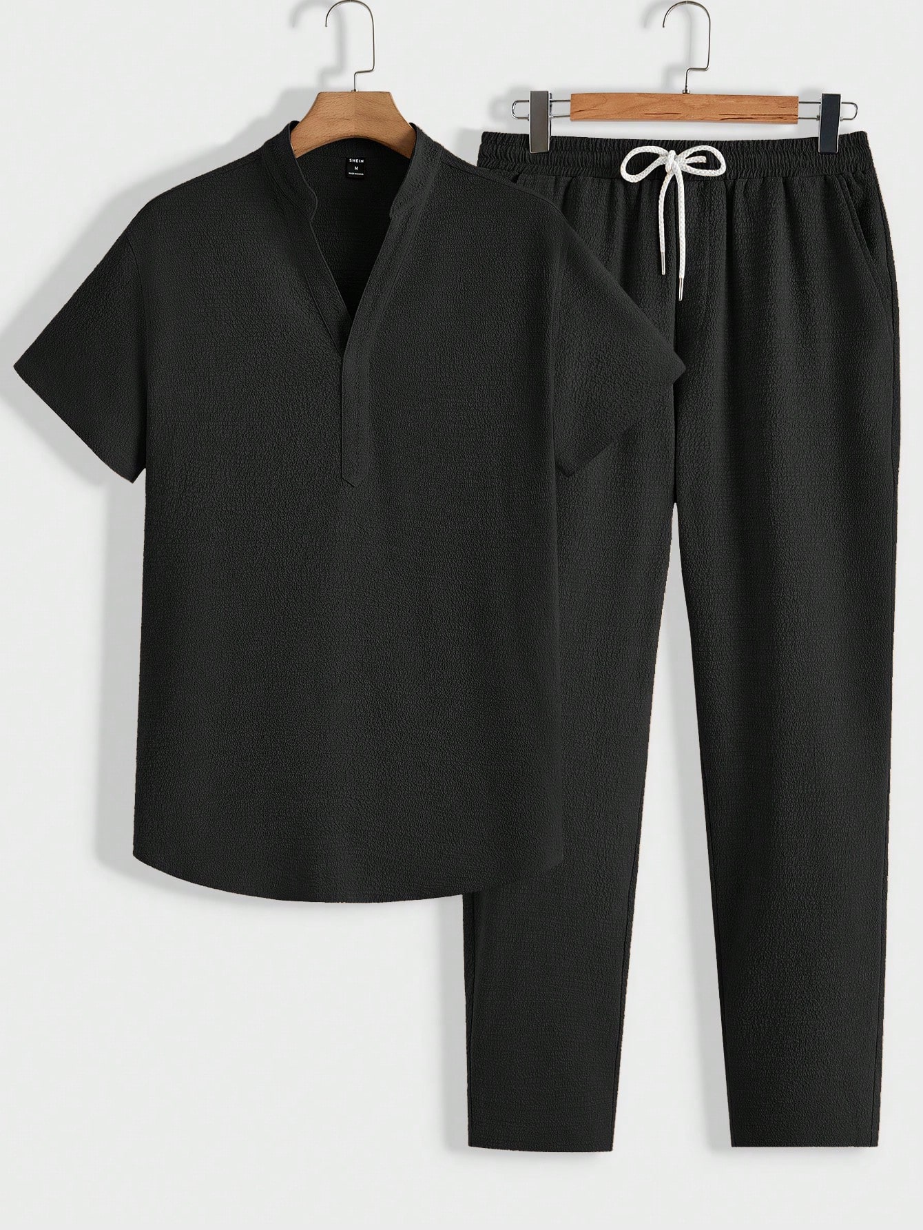 цена Мужской однотонный комплект из футболки и брюк свободного покроя Manfinity Homme, черный