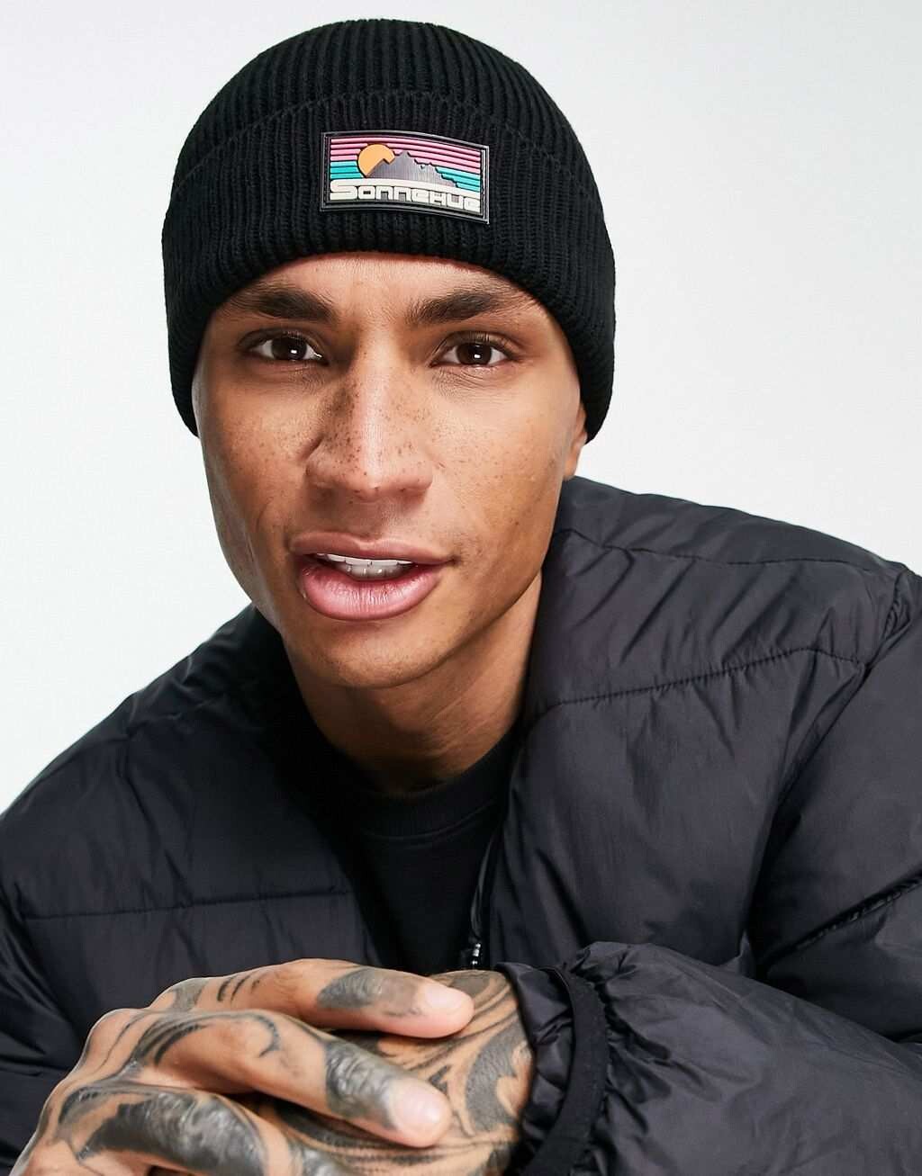 

Черная шапка в рубчик в рубчик с резиновым логотипом ASOS DESIGN