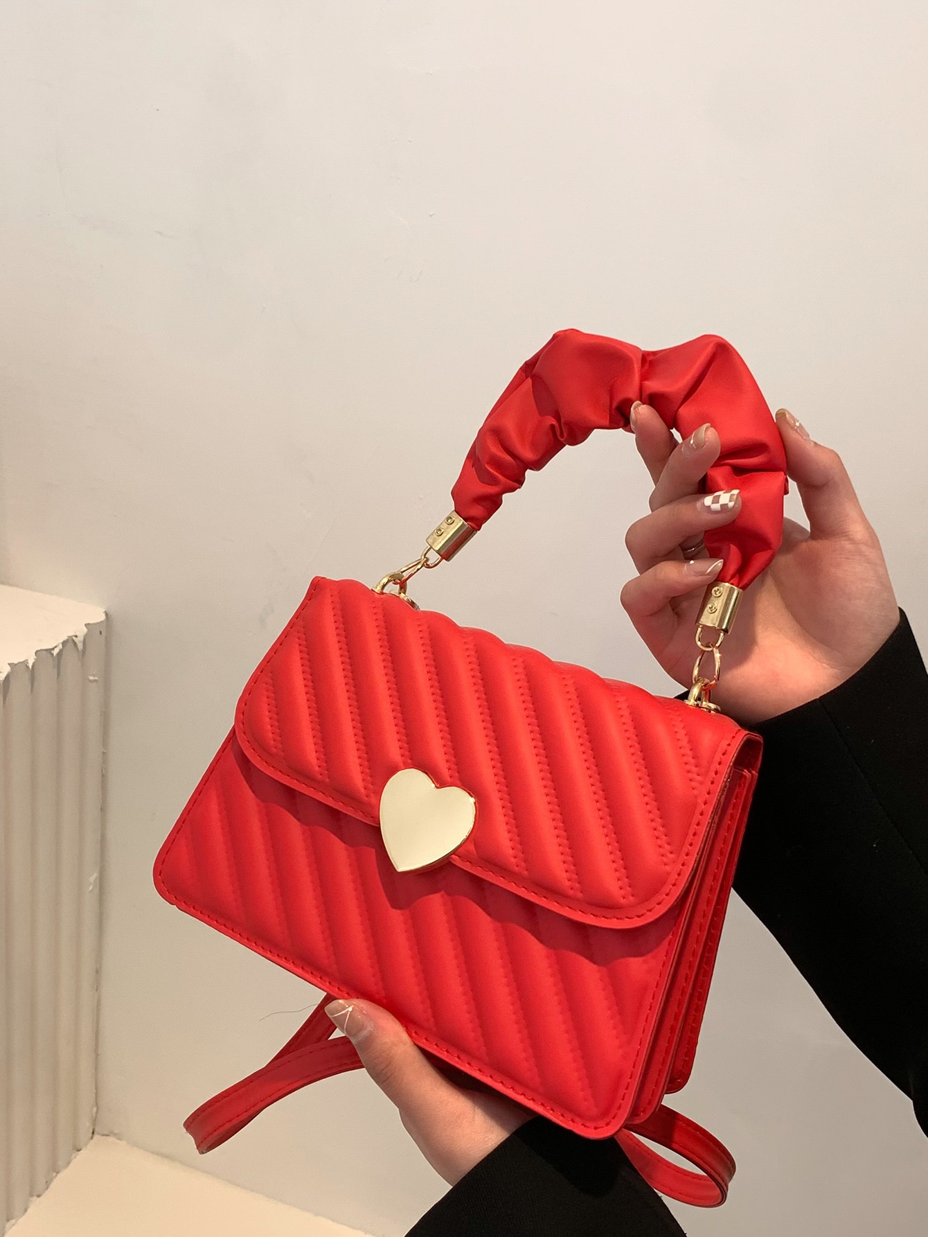 Легкая деловая повседневная квадратная сумка с декором в виде сердца на кнопках для девочек-подростков, красный