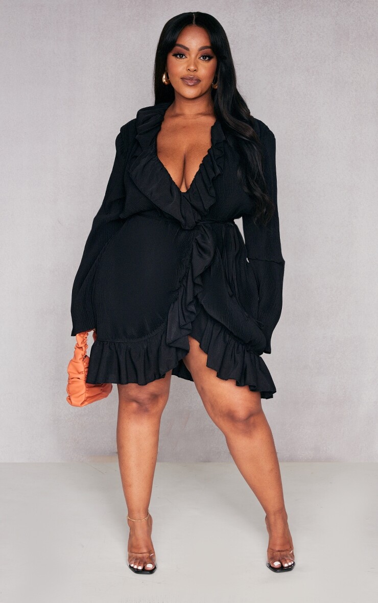 

PrettyLittleThing Черное платье прямого кроя с запахом и плиссировкой Plus
