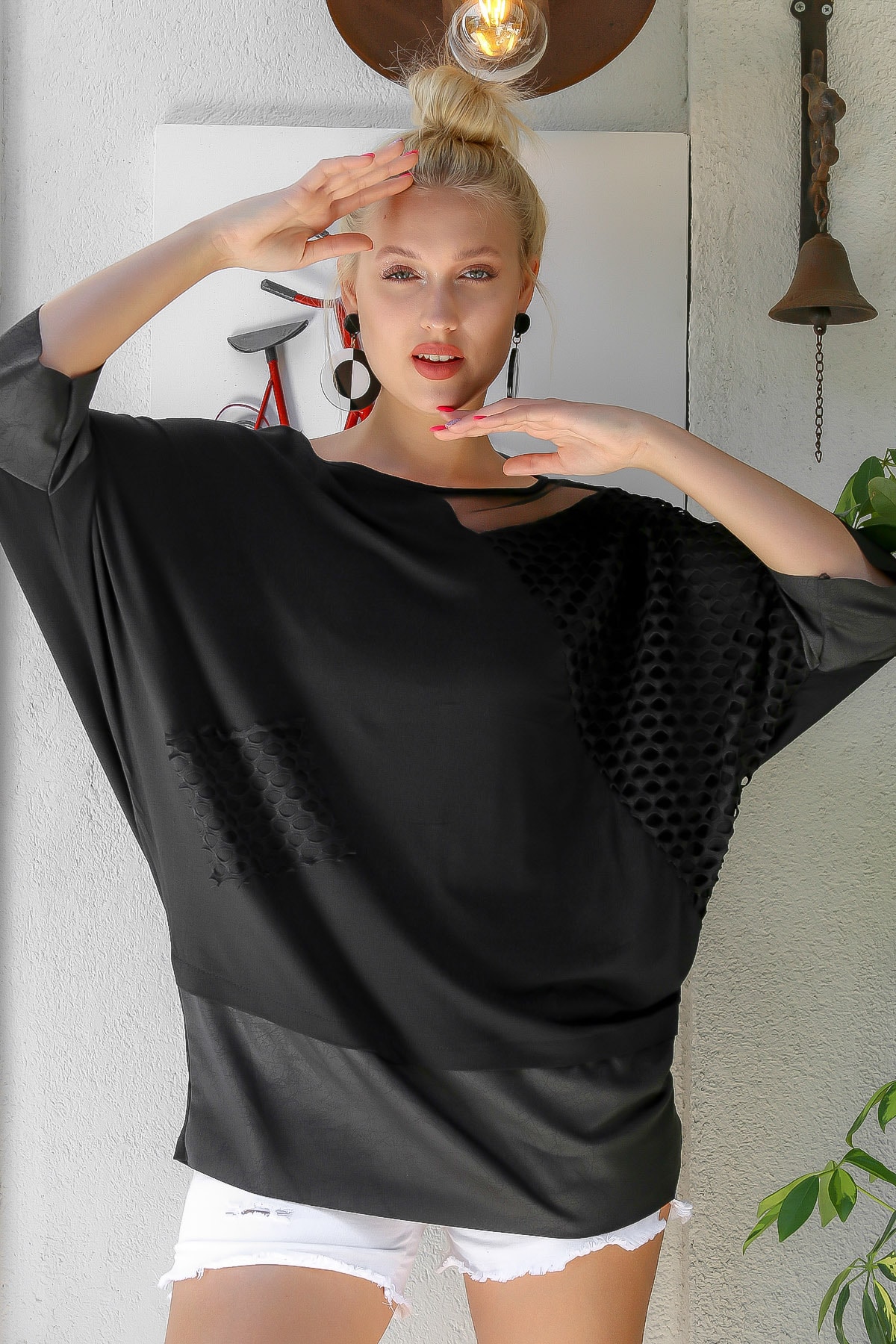 цена Женская черная блузка оверсайз с круглым вырезом и рукавами «летучая мышь» в сетку Chiccy, черный