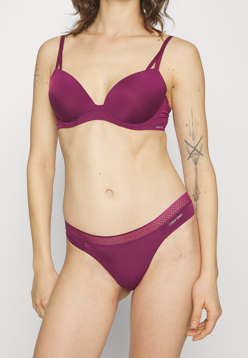 

Стринги Calvin Klein Underwear, фиолетовый