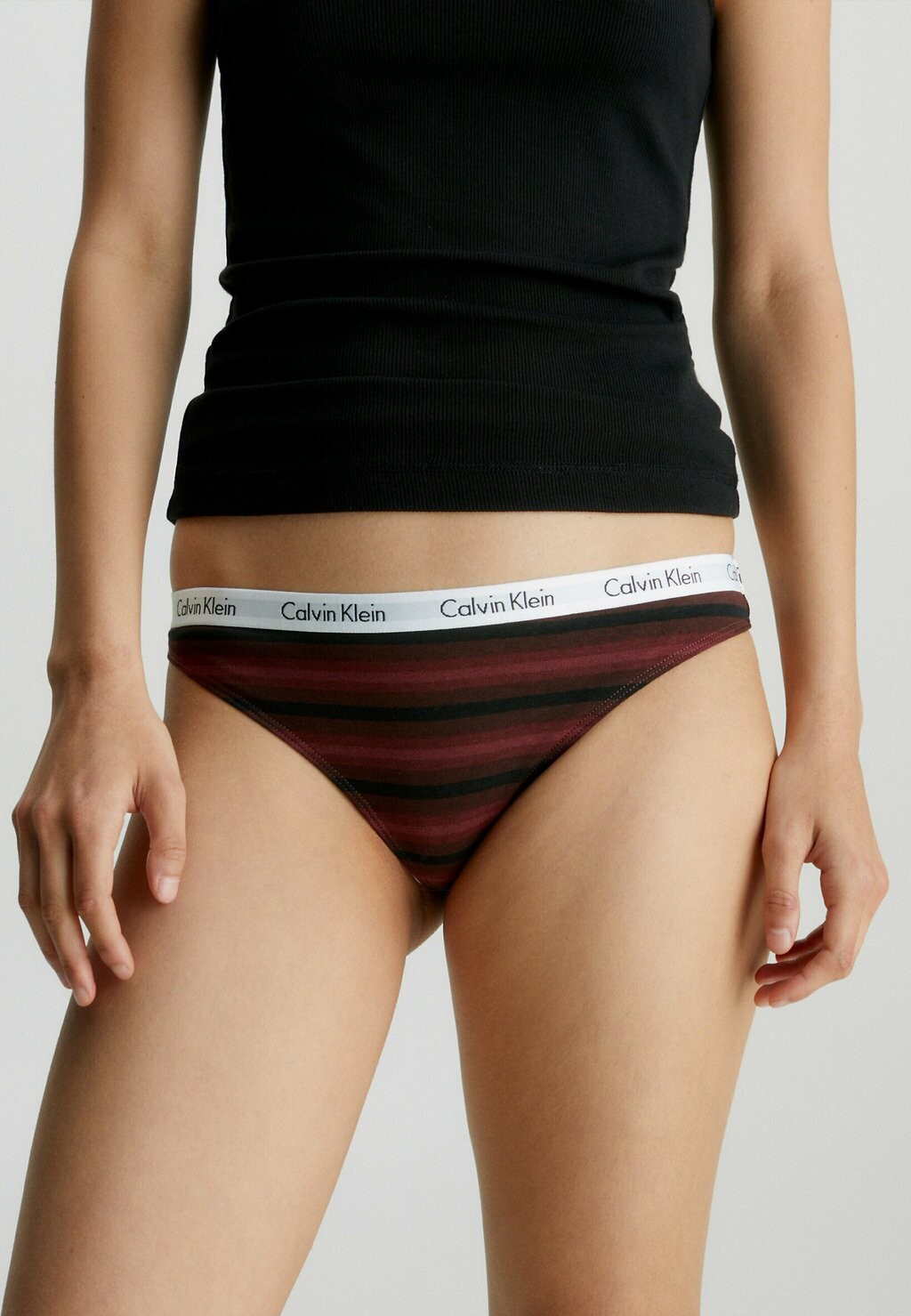 

Стринги Calvin Klein Underwear, полированный полосатый портвейн_hrzntl_tawny