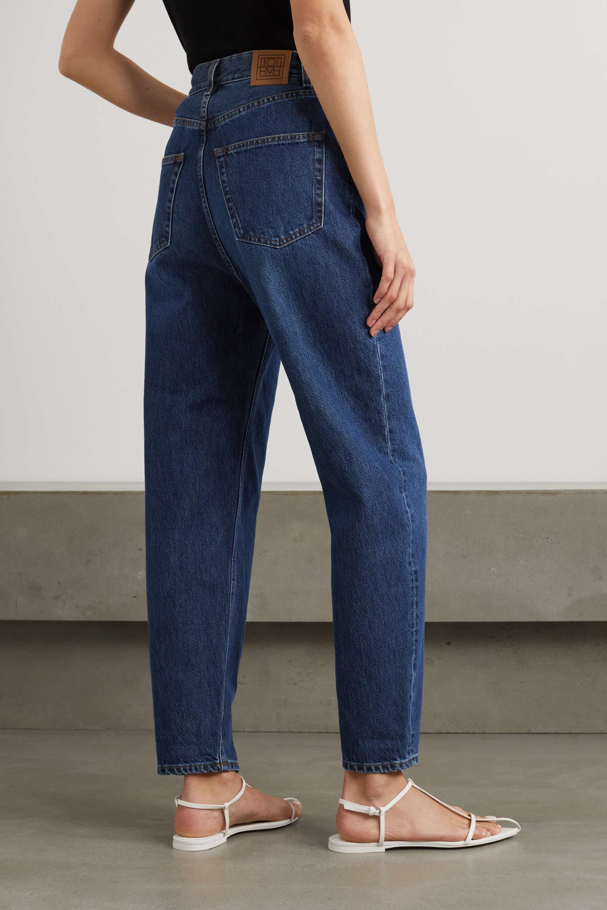 цена TOTEME + NET SUSTAIN органические зауженные джинсы с высокой посадкой, деним