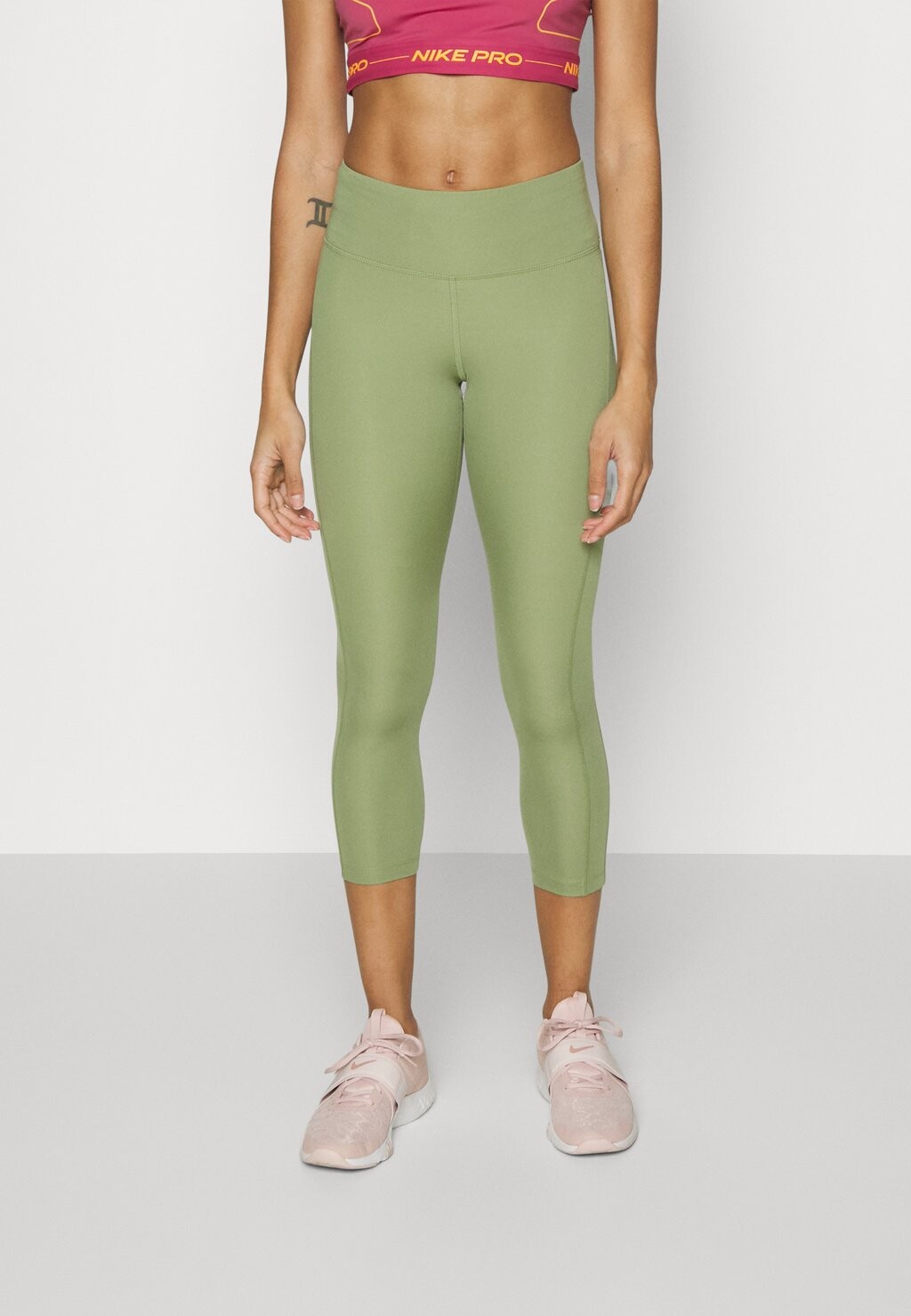 

Тайтсы Nike Fast Crop, оливково-зеленый