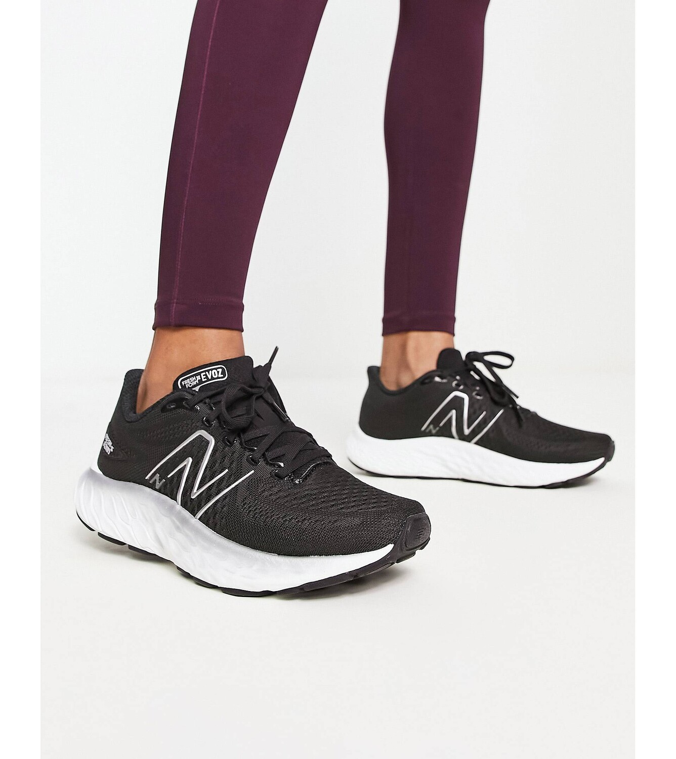 

Черно-белые беговые кроссовки New Balance Evoz