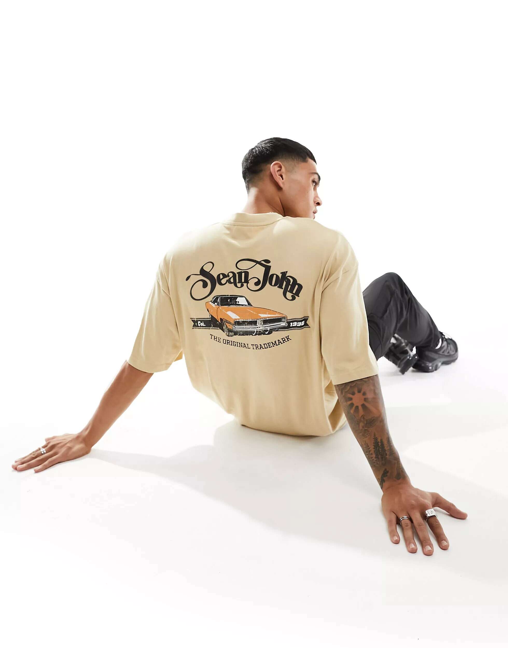 Бежевая футболка с надписью Sean John и принтом в стиле ретро-автомобиля на спине бежевый свитшот в стиле ретро с принтом на груди и спине sean john