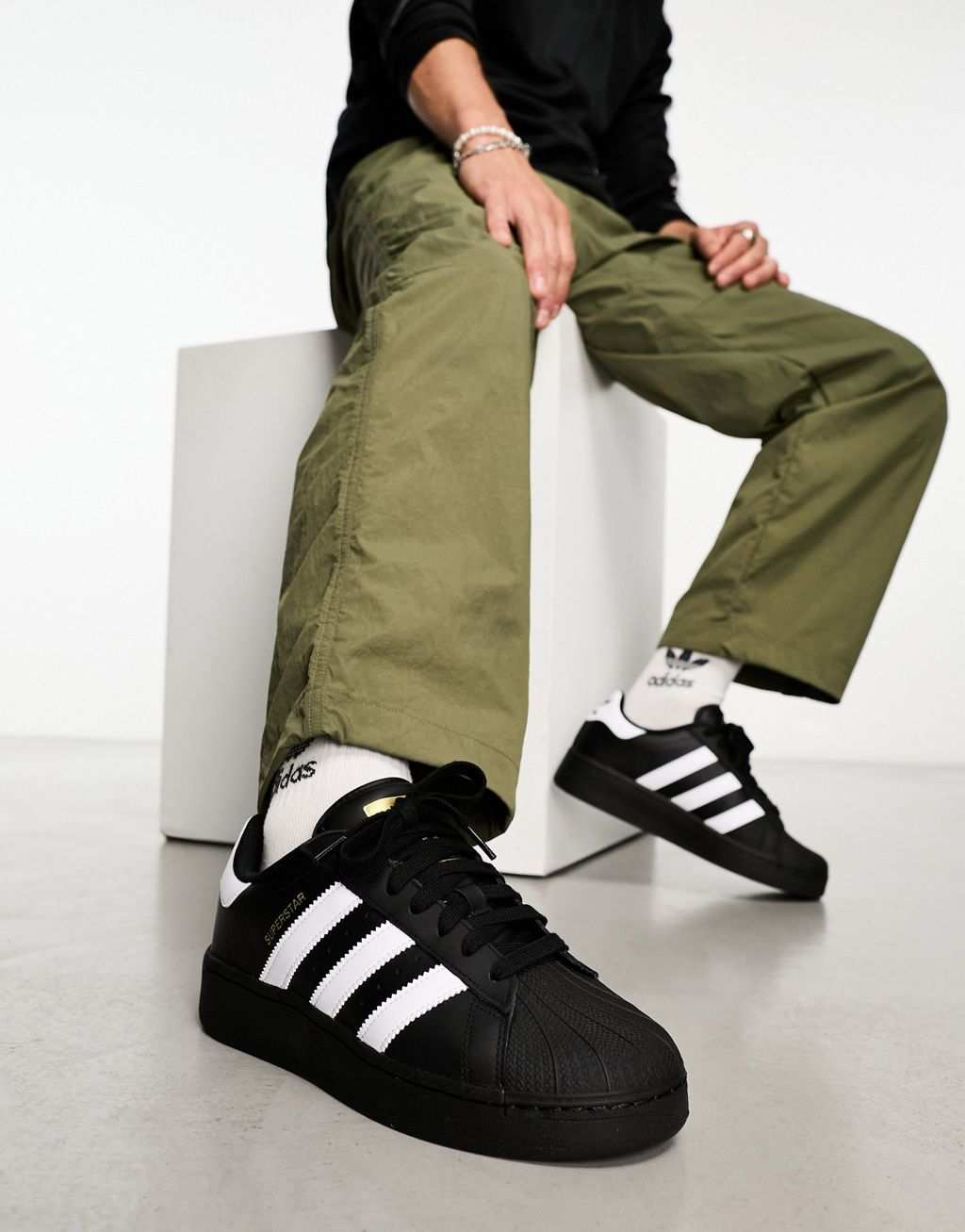 

Кроссовки adidas Originals Superstar XLG в черно-белые полосы, Черный