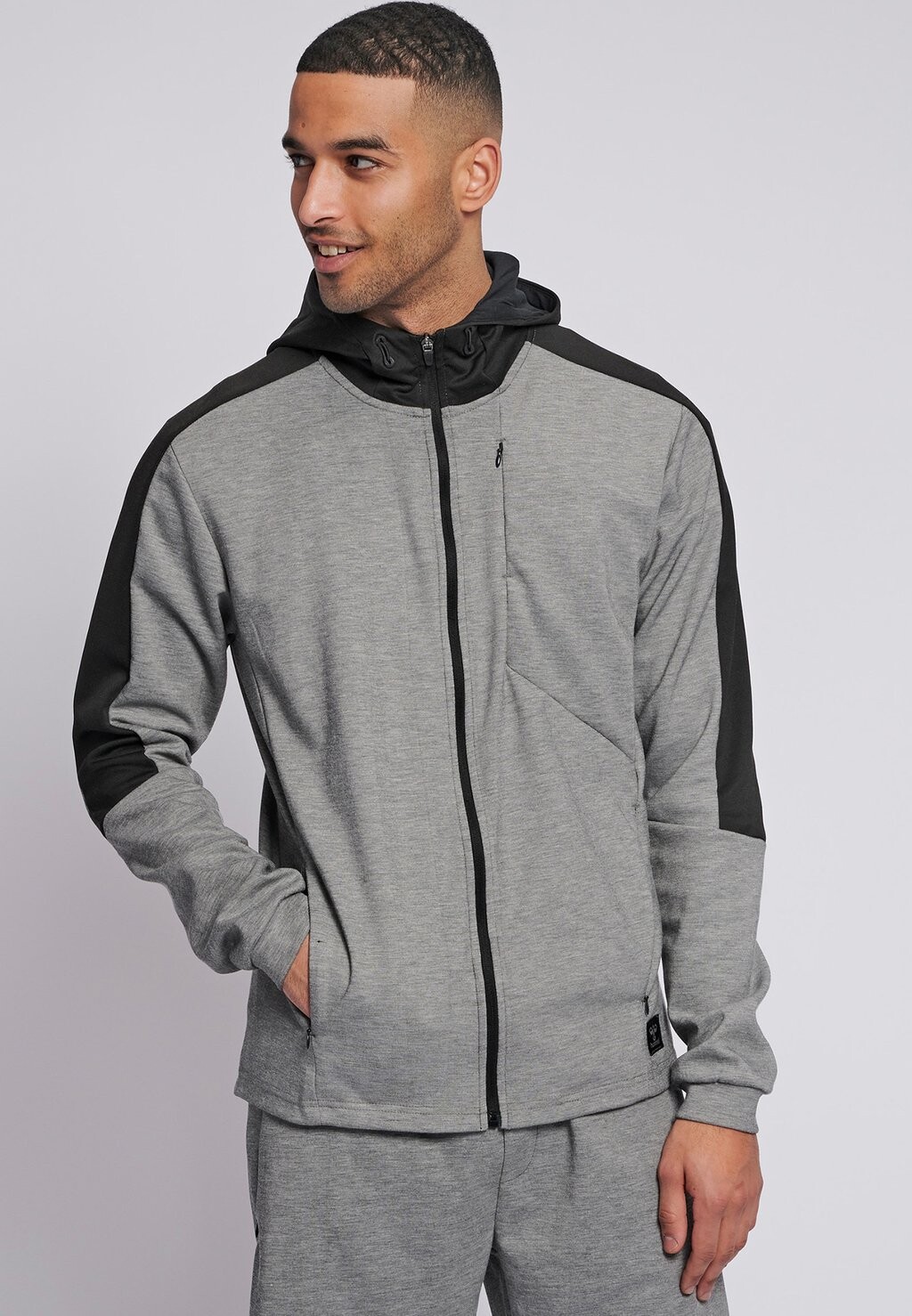 

Спортивная куртка Hummel, серый меланж
