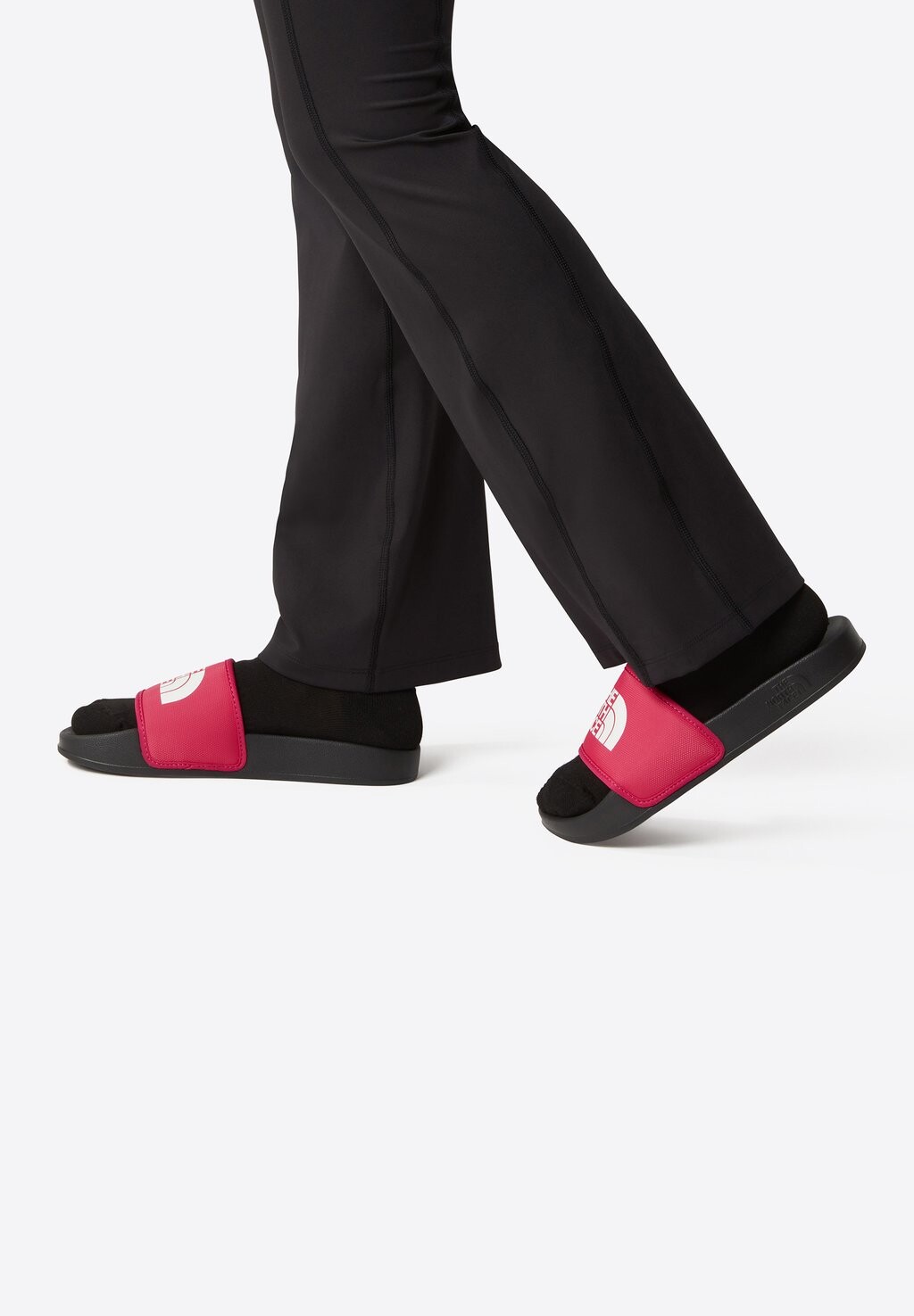

Шлепанцы W BASE CAMP III The North Face, цвет pink primrose tnf black