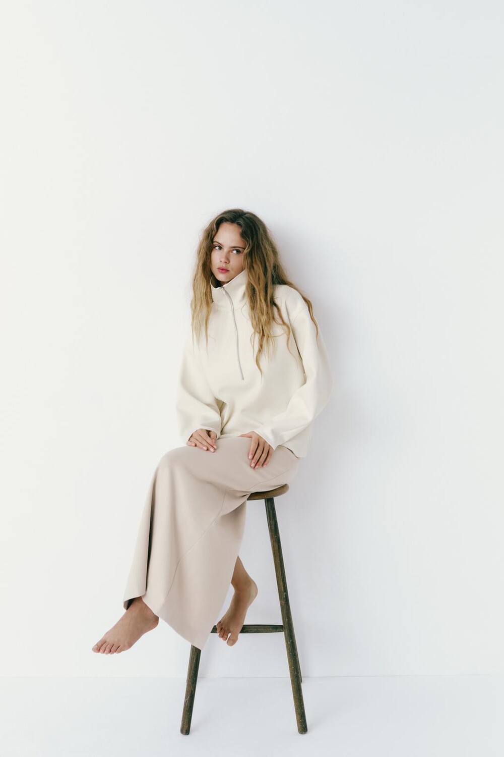 

Свитшот с эффектом неопрена на молнии ZARA, экрю