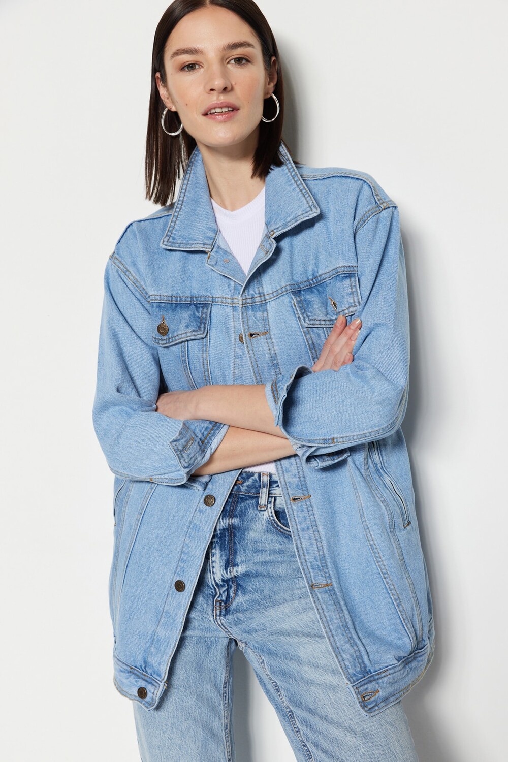 

Голубая джинсовая куртка на пуговицах бронзового цвета Trendyol Modest, синий